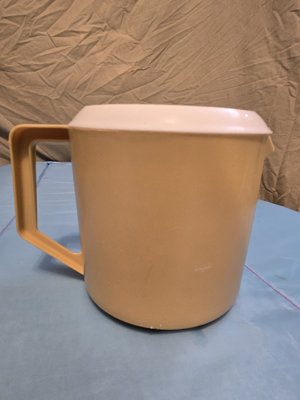 Vintage RUBBERMAID 1½ Quart Pitcher Jug J2745 Harvest Gold w/White Ice Guard Lid